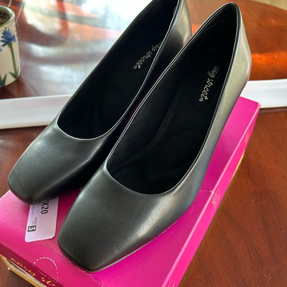 Easy Street Black Heels NIB size 9W